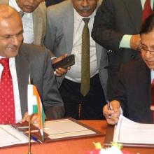 तटीय और प्रोटोकॉल मार्ग पर यात्री और क्रूज सेवाओं पर ड्राफ्ट एमओयू पर हस्ताक्षर किए गए सचिव शिपिंग भारत सरकार और सचिव शिपिंग सरकार ने हस्ताक्षर किए। बांग्लादेश की नई दिल्ली में 16.11.2015 को