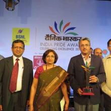 IWAI Chairperson and Vice Chairman receive Dainik Bhaskar India Pride Award 2016-17 in..on 27.03.17 in New Delhi